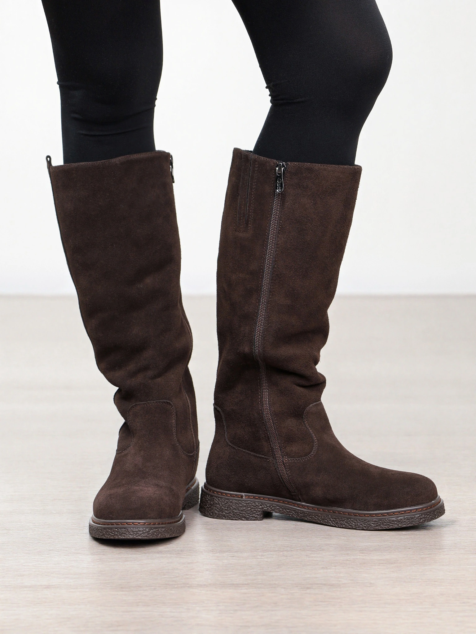 Сапоги коричневого цвета из натуральной замши на низком каблуке